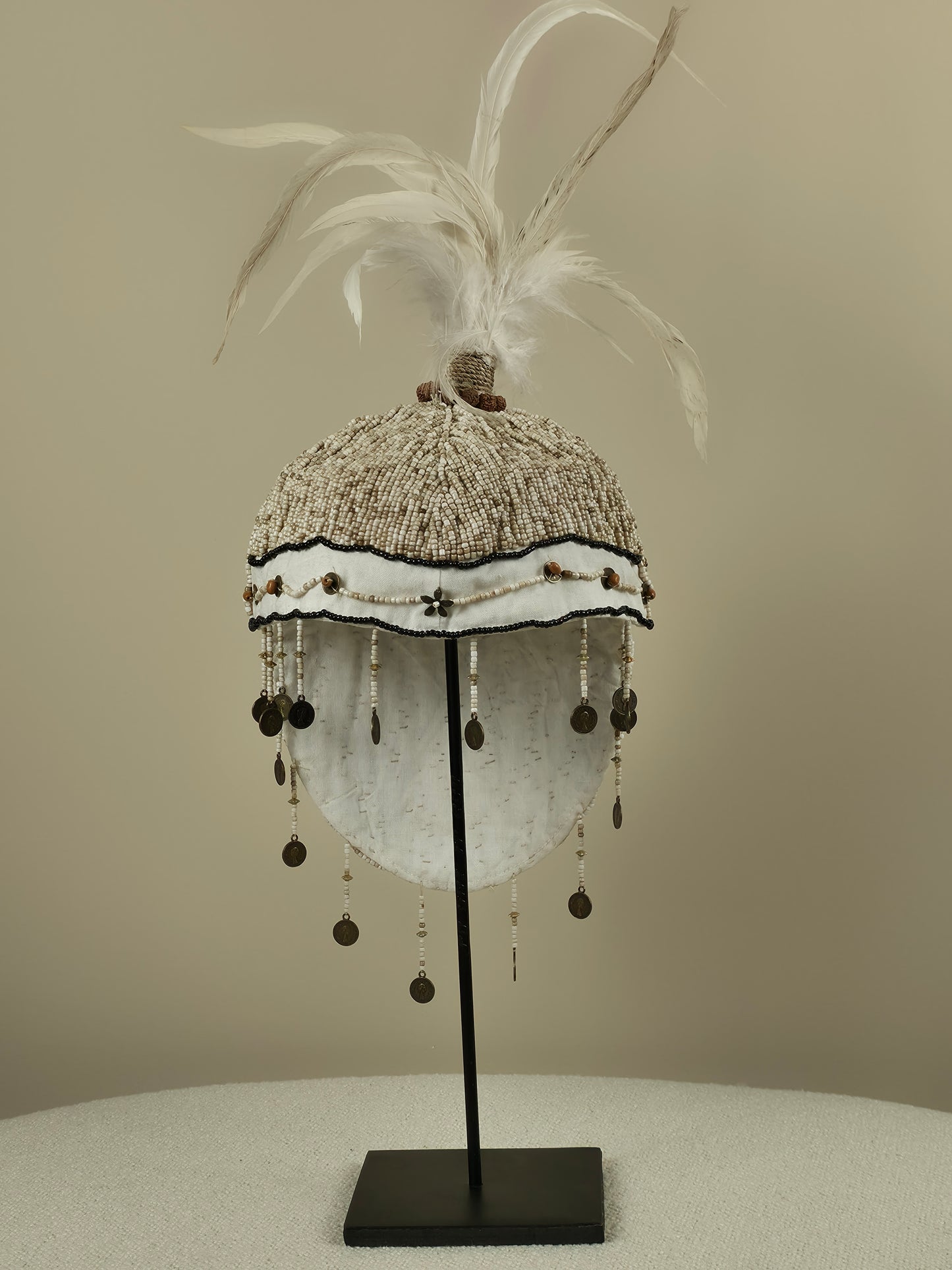 Decoratieve Helm met Kralen en Veren - Beige