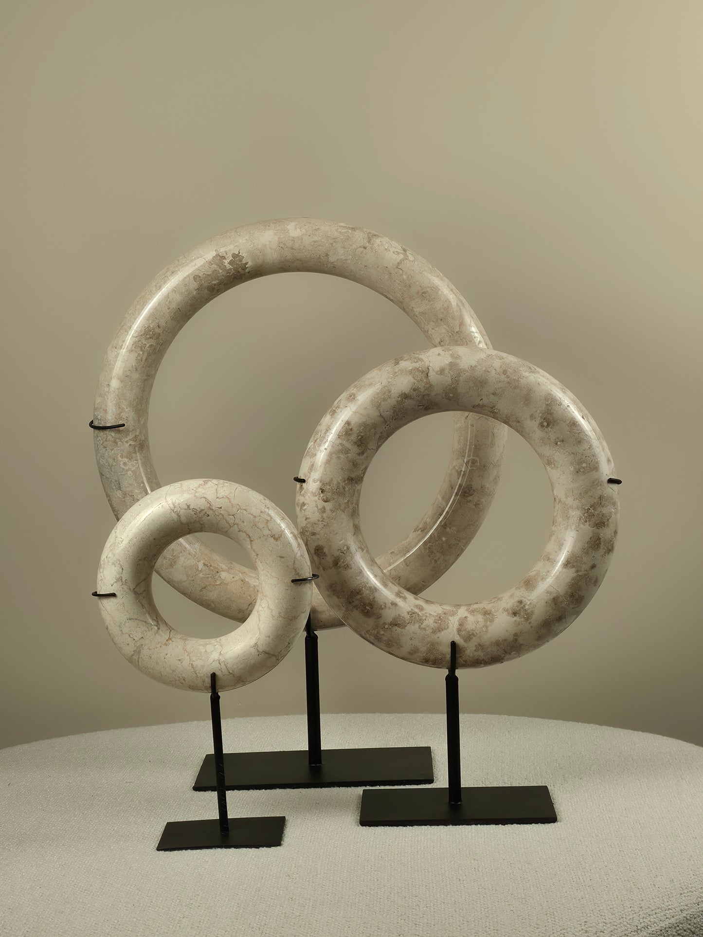 Marmeren Donut op Standaard - Mosi