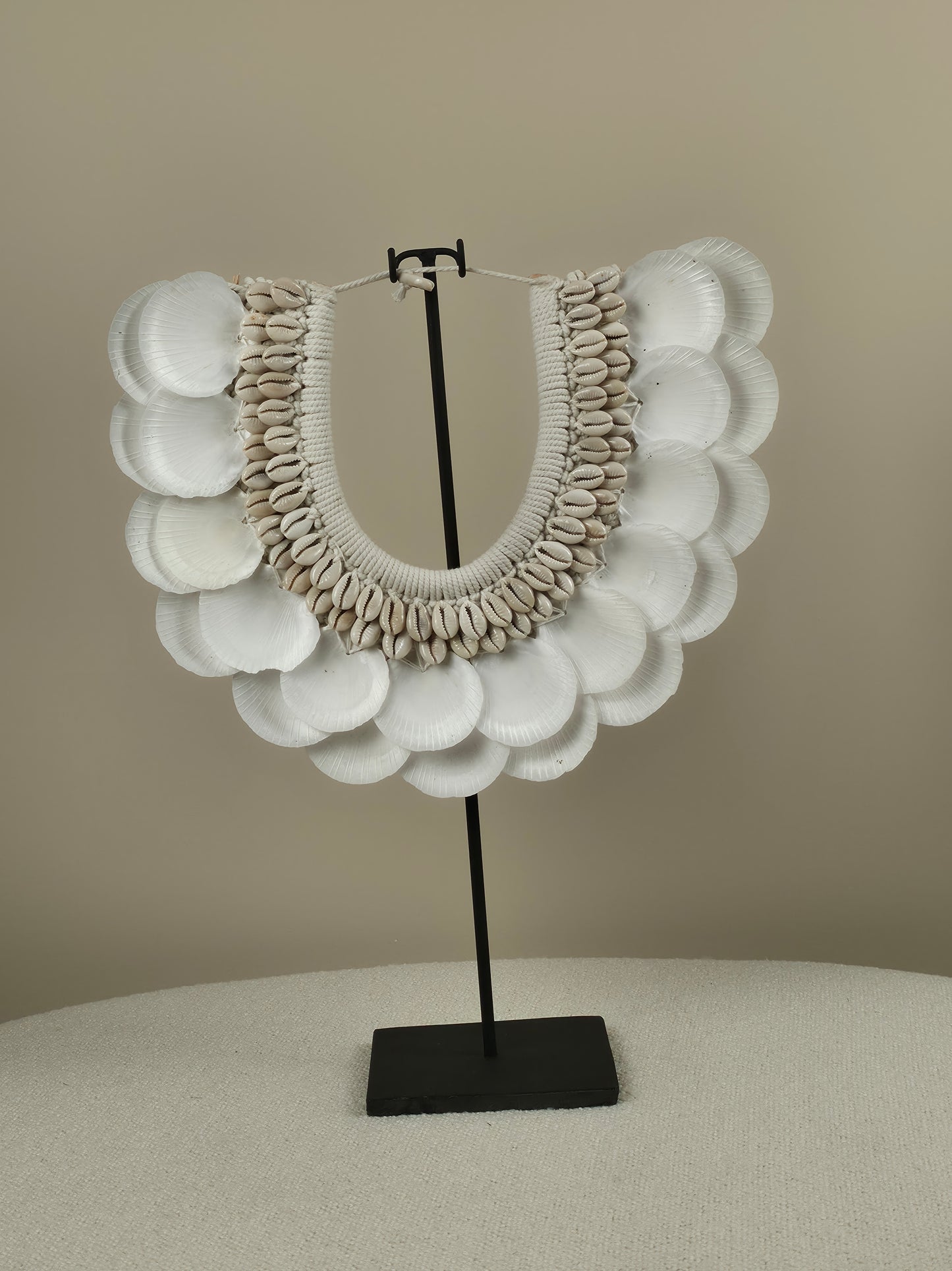 Schelpen Kraag op Standaard - Romee