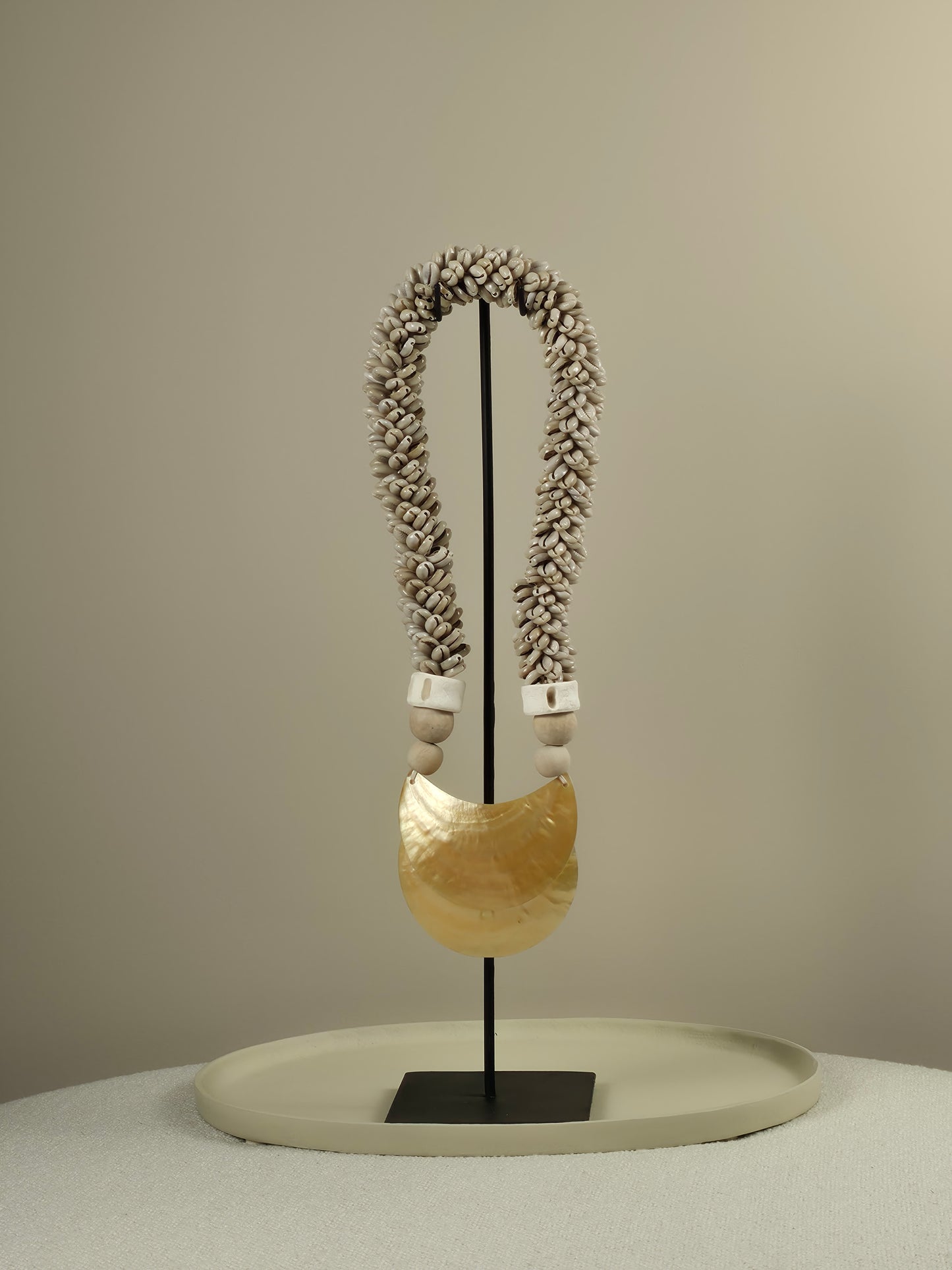 Schelpen Ketting op Standaard - Jones