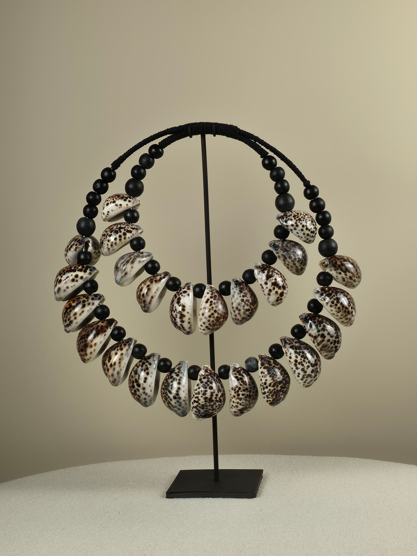 Schelpen Ketting op Standaard - Cowry - Zwart