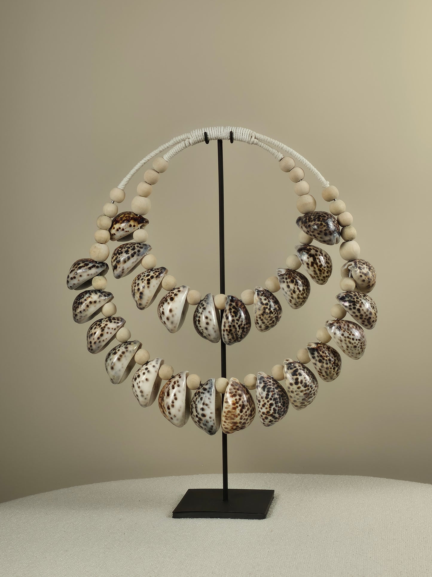 Schelpen Ketting op Standaard - Cowry - Beige