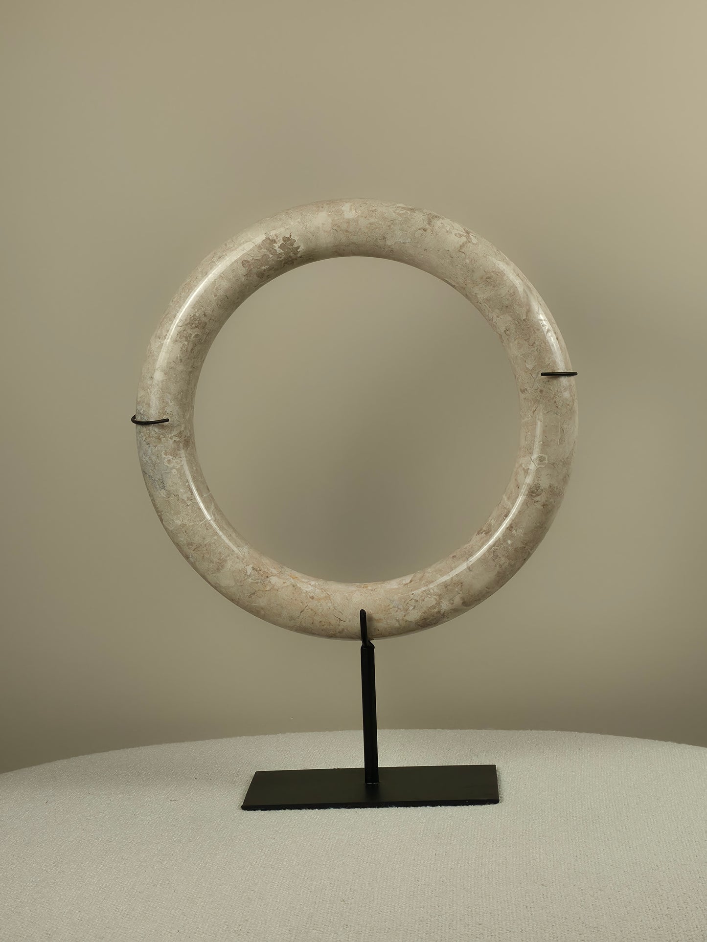 Marmeren Donut op Standaard - Mosi