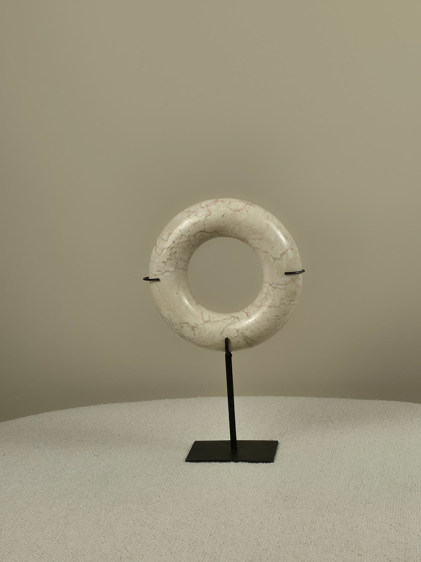 Marmeren Donut op Standaard - Mosi