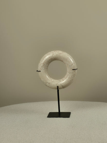 Marmeren Donut op Standaard - Mosi