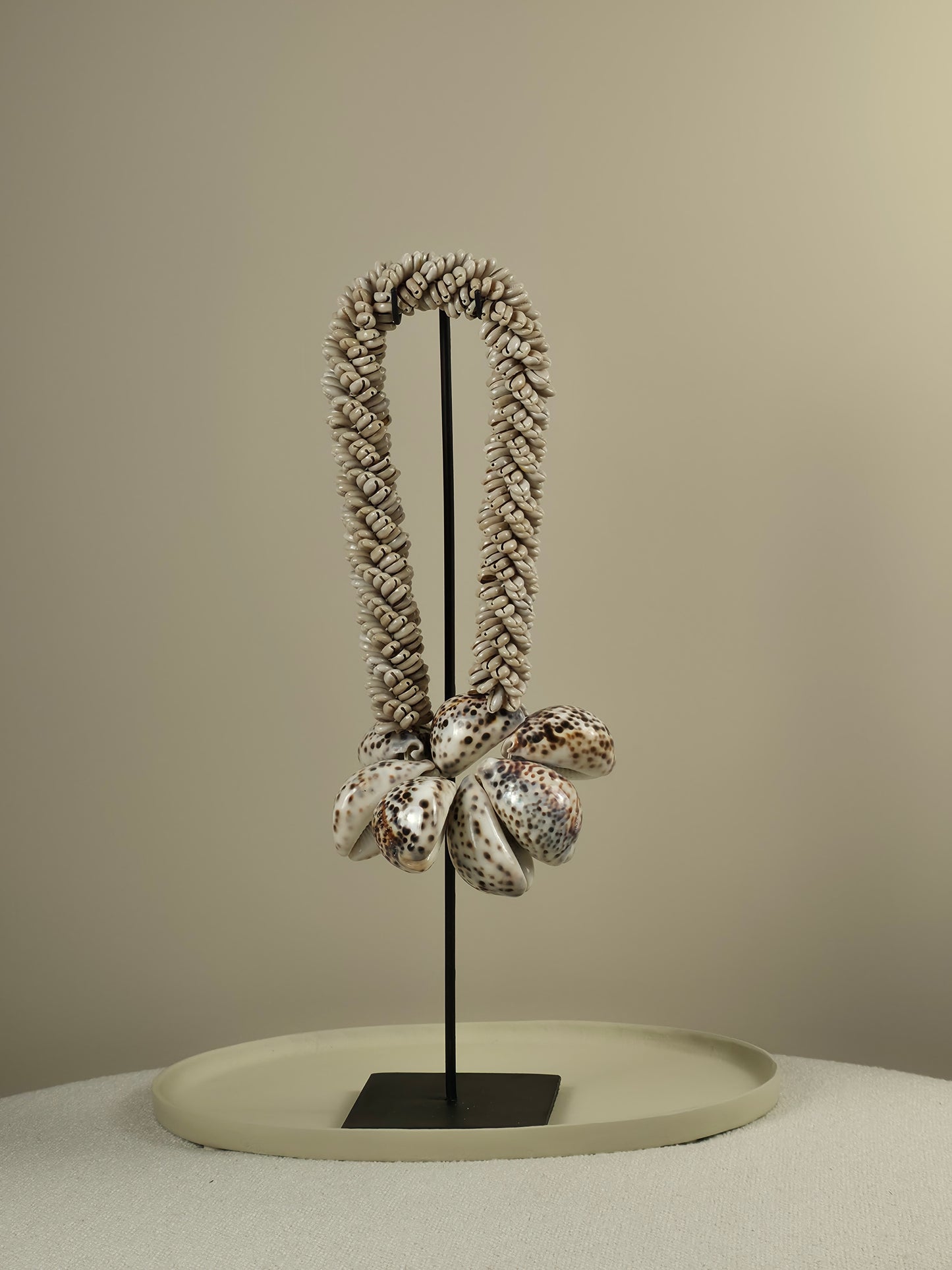 Schelpen Ketting op Standaard - Jet